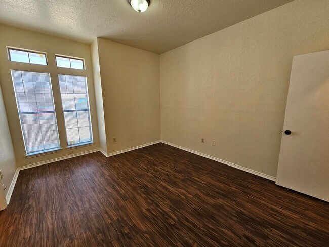 Building Photo - 3125 Tudor Ln