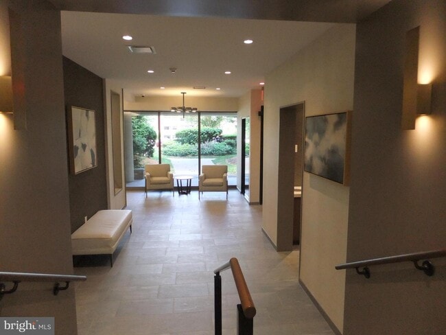 Building Photo - 1650 Oakwood Dr