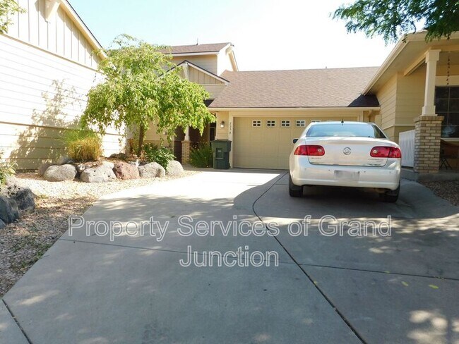 Primary Photo - 733 Lakeview Ct
