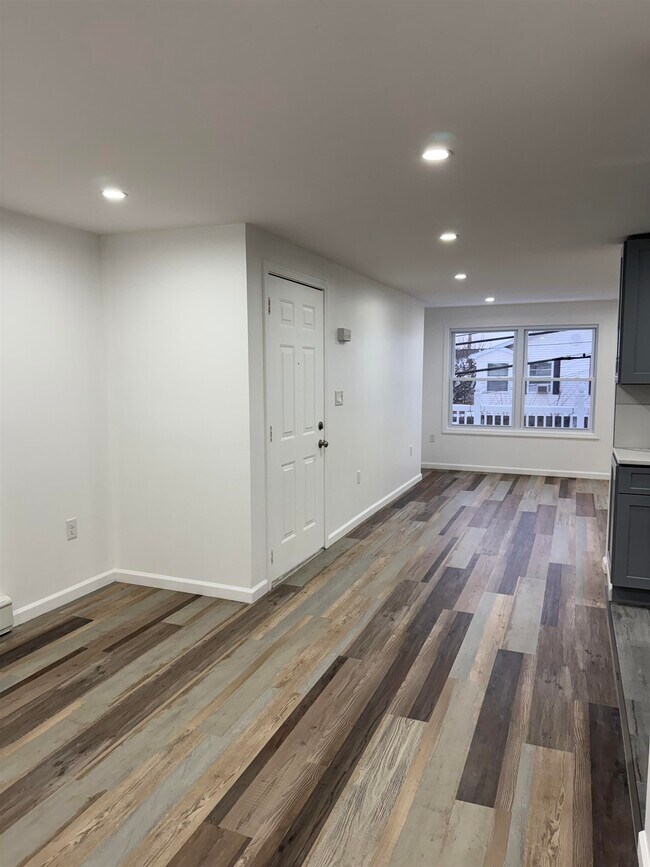 Building Photo - 360 Whiton St