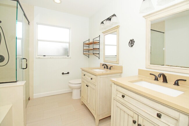 Building Photo - 896 Rose Ct