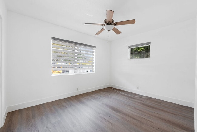 Building Photo - 323 NW 21st Ave