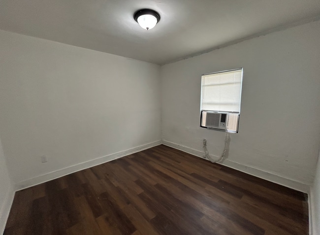 Building Photo - 614 1st St S
