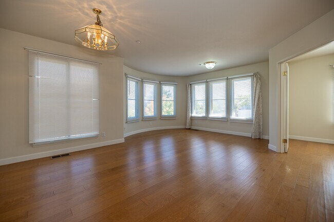 Building Photo - 7335 Rainbow Dr