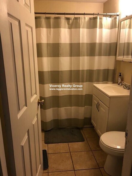 Building Photo - 861 E 1st St