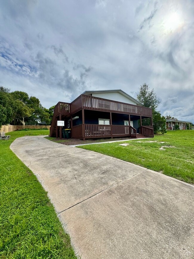 Building Photo - Beautifully Renovated 2-Bed/1-Bath Upstair...