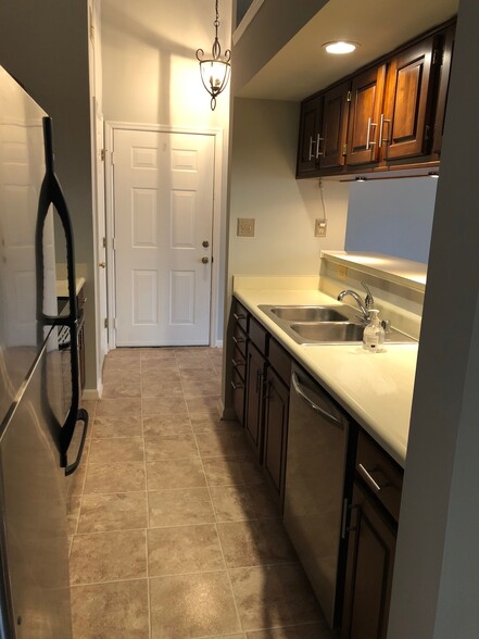 kitchen/stainless steel appliances - 1006 Markham Ct