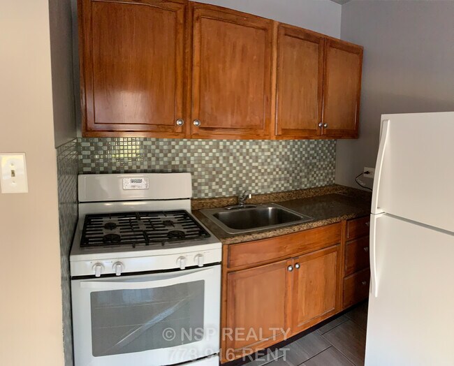 Building Photo - 5662 N Ridge Ave