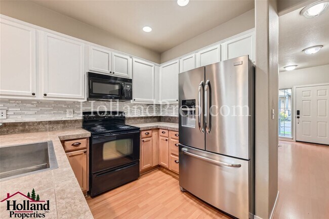 Building Photo - Spacious Townhome with A/C, Gas Fireplace & Water/Sewer Included!