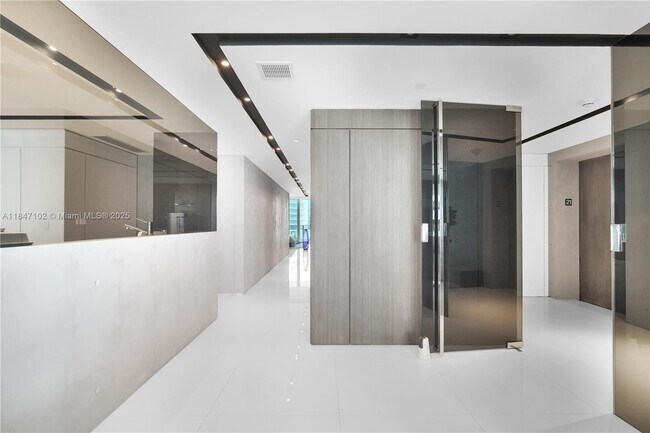 Building Photo - 3535 S Ocean Dr