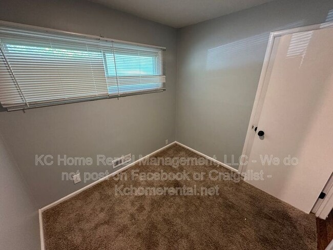 Building Photo - 10809 Ewing Ave