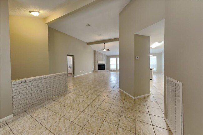 Building Photo - 8514 Greenleaf Lake Dr