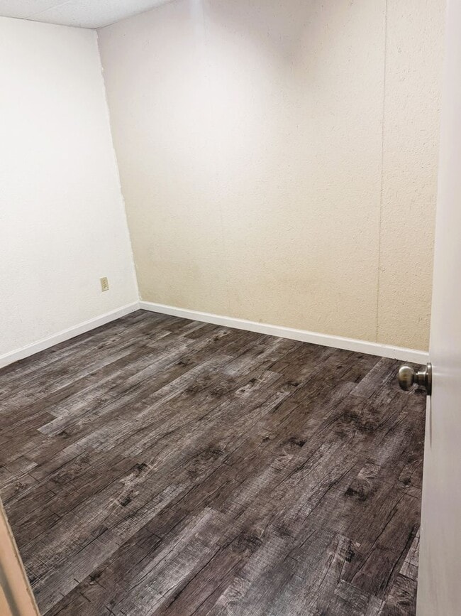 Building Photo - Two-Bedroom Lower Duplex Near Downtown Ban...