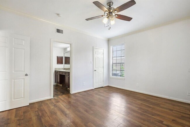 Building Photo - 2255 Braeswood Park Dr