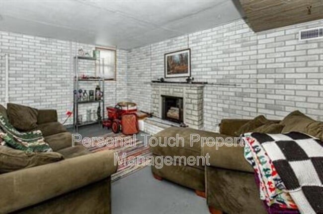 Building Photo - 614 16th St N