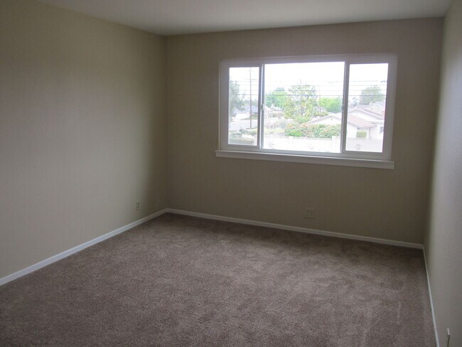 Building Photo - 522 E Collins Ave