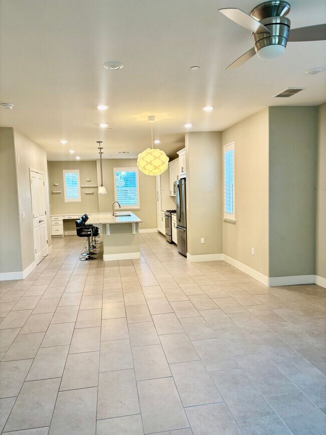 Building Photo - Must see beautiful and large Townhome in Dublin- Close to Everything!