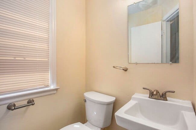 Building Photo - AVAILABLE MID-JULY!! 3 Bedroom, 1.5 Single...