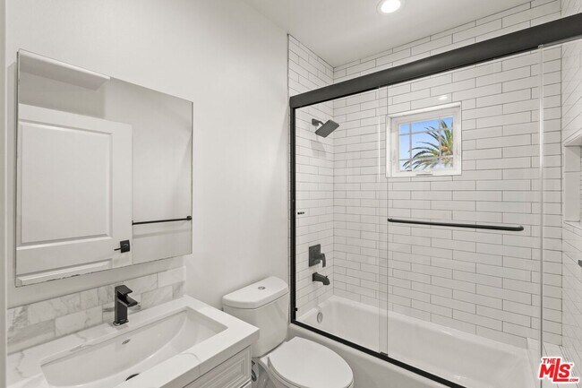 Building Photo - 5019 W Maplewood Ave
