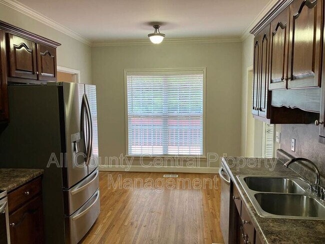 Building Photo - 710 Small Lake Dr