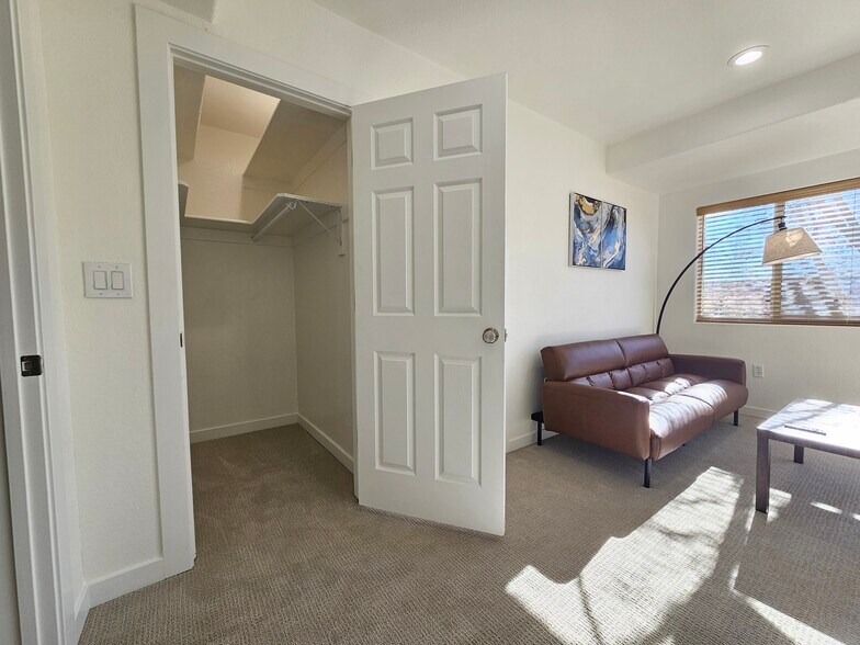 Building Photo - 4264 S Halifax Way