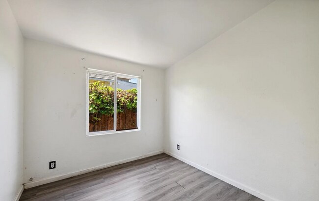 Building Photo - Charming Laurel District Apartment with Mo...