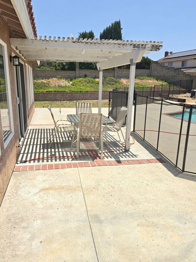 Building Photo - BEAUTIFUL 4 BEDROOM 3 BATH HOUSE. MOVE IN ...