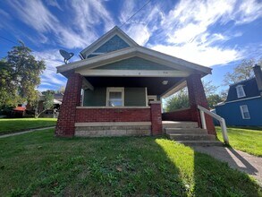 Building Photo - Cute 3 Bedroom home close to medical mile
