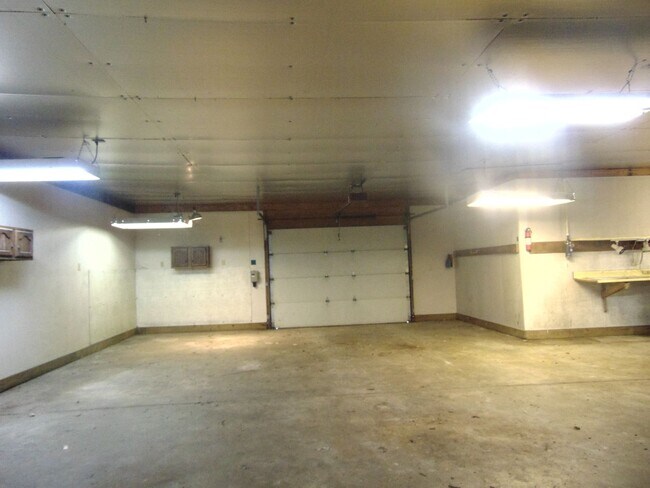 Building Photo - Fayette Family Farm House!