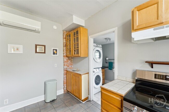 Building Photo - 530 E Gordon Ln