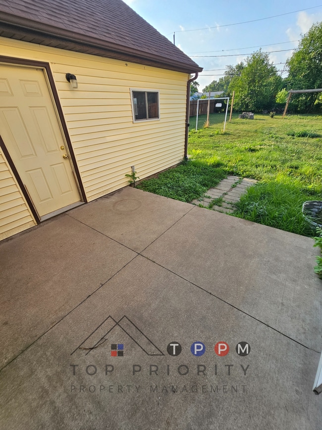 Building Photo - 1212 35th St NE