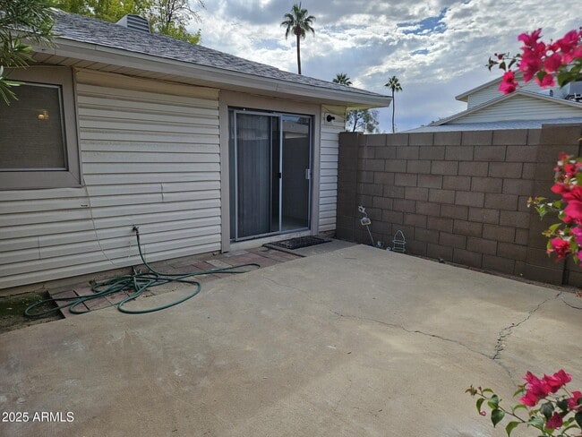 Building Photo - 1223 E Baker Dr