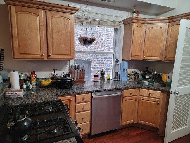 Building Photo - 7627 N Greenview Ave