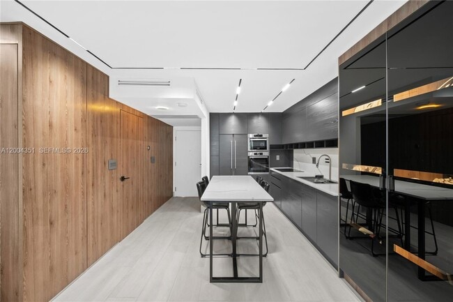 Building Photo - 2301 Collins Ave