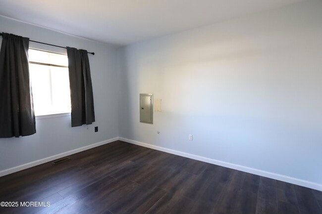 Building Photo - 207 Coville Dr