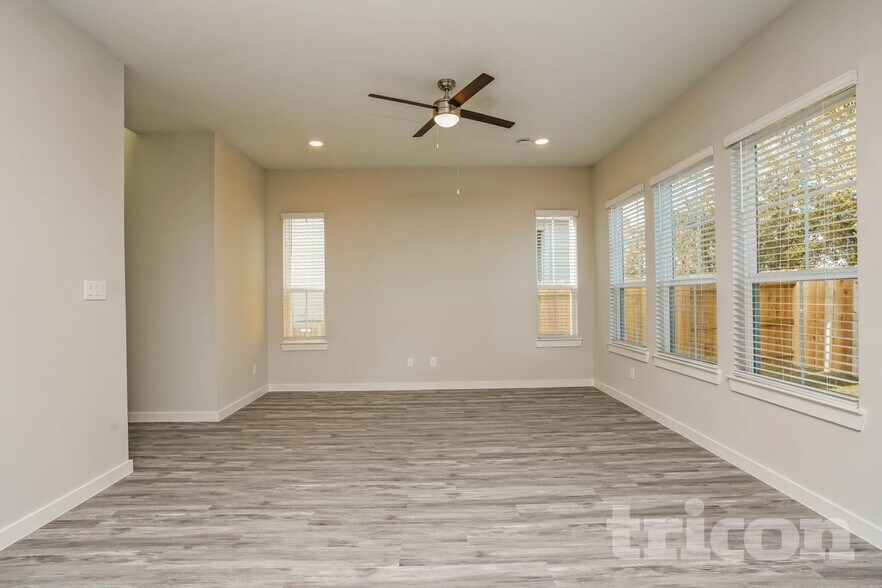 Building Photo - 9835 Willow Creek Commerce Dr