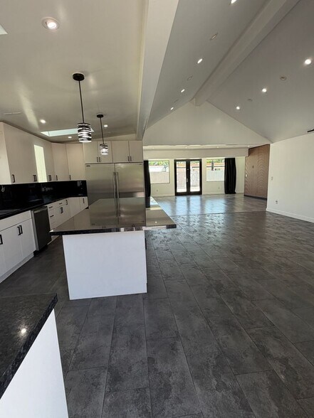 Building Photo - 9040 Wildwood Ave