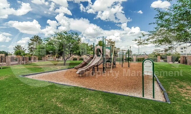 Building Photo - 2113 E Dunbar Dr
