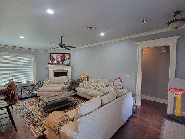Building Photo - Cyrpess Bend Rental (4 Bedroom 3 Bath)