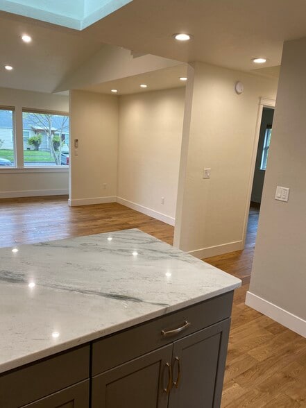 Building Photo - 710 E 22nd Ave