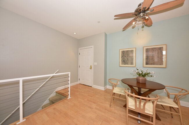 Building Photo - 1515 N Van Buren St