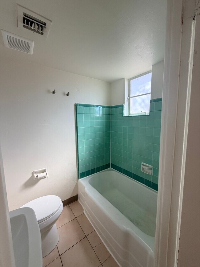 Building Photo - Charming Roosevelt District Cottage