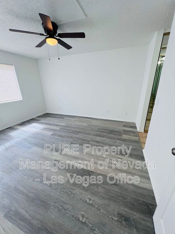 Building Photo - 1405 E Vegas Valley Dr