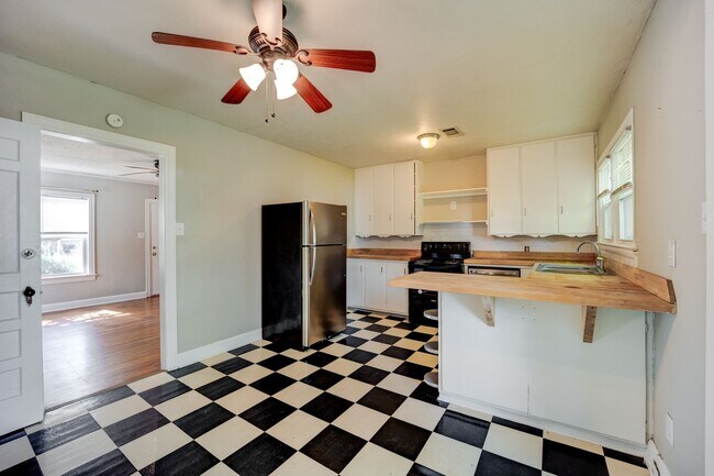 Building Photo - Freshly Updated 3 Bedroom House
