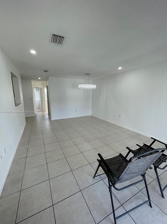 Building Photo - 1165 NW 125th Pl