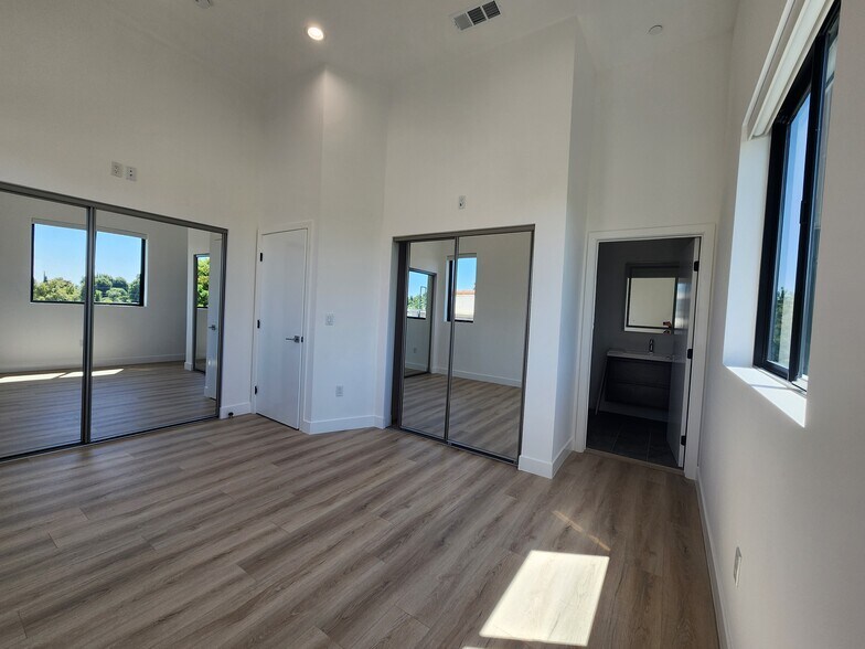Building Photo - 6061 Fulton Ave