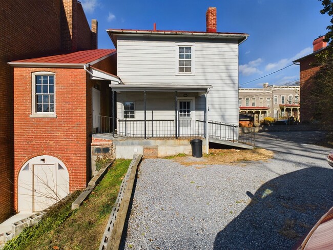 Building Photo - 4 Bedroom house in Downtown Staunton!!!