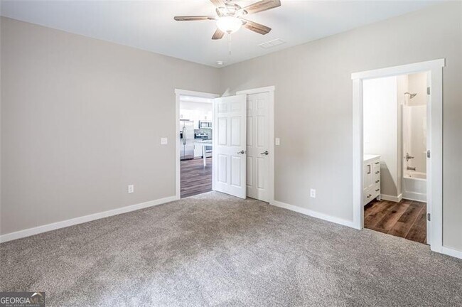 Building Photo - 215 Pinecone Ln