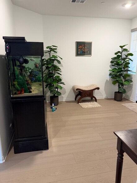 Building Photo - 1233 N G St