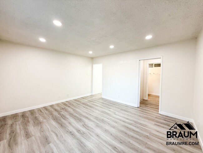 Building Photo - 15546 Vanowen St